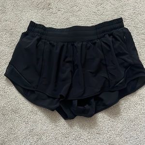 Black lululemon hotty hot 2.5 inch shorts